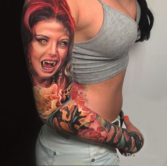 Tatuaż wampirzyca w motywie kwiaty i stylu realistyczne na przedramieniu