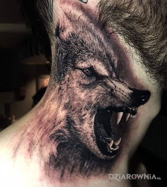 Tatuaż ryk wilka w motywie czarno-szare i stylu realistyczne na szyi