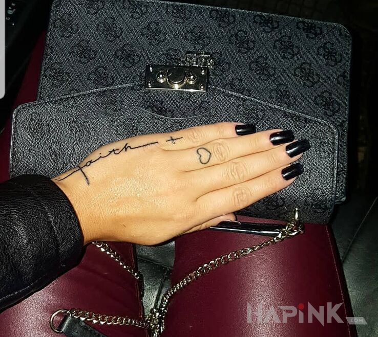 Tattoo Faith in lettering motif and minimalistic style on the fingers