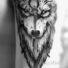 Tattoo Wolf on the upper arm motif: black and gray style: graphic / illustrative