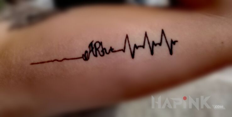 Tattoo Grupa krwi in lettering motif and minimalistic style on the upper arm