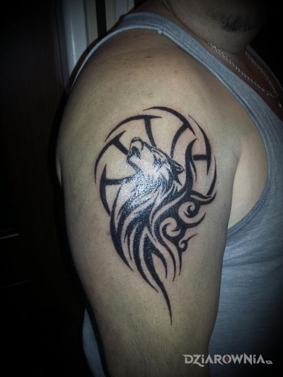Tatuaż słowiański motyw w stylu tribale na ramieniu