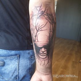 Tatuaż Kolejny do rekawa na przedramieniu motyw: czarno-szare styl: graficzne / ilustracyjne