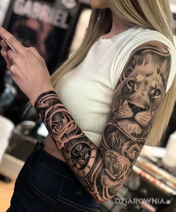 Tatuaż lew na lwicy w motywie kwiaty i stylu realistyczne na ramieniu