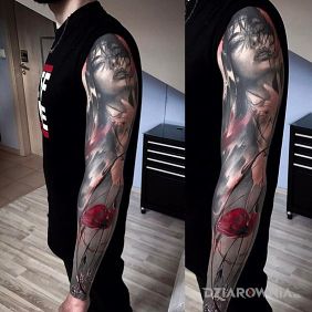 Tatuaż Kobieca twarz na ramieniu motyw: rękawy styl: realistyczne