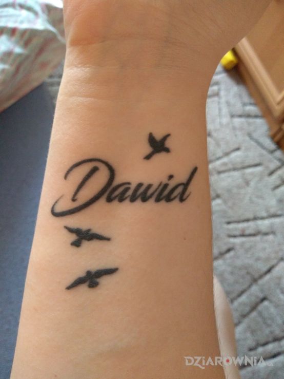 Tatuaż imię synka ptaszki w motywie napisy i stylu minimalistyczne na nadgarstku