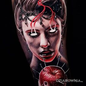 Tatuaż Nabite jabłko na przedramieniu motyw: twarze styl: realistyczne