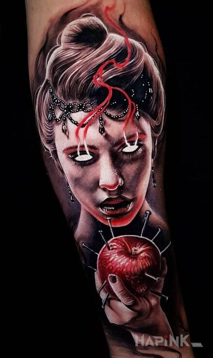 Tattoo Nabite jabłko in 3D motif and realistic style on the forearm