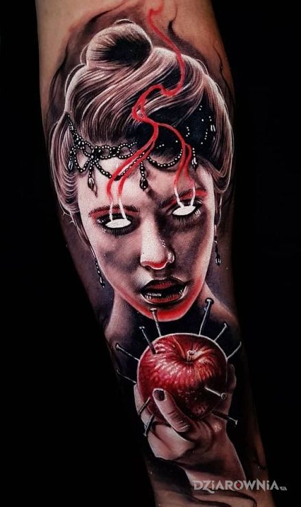 Tatuaż nabite jabłko w motywie twarze i stylu realistyczne na przedramieniu