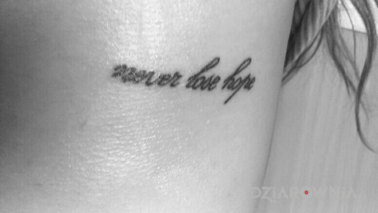 Tatuaż never lose hope w motywie napisy na żebrach