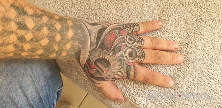 Tatuaż dlon w motywie czarno-szare i stylu graficzne / ilustracyjne na dłoni