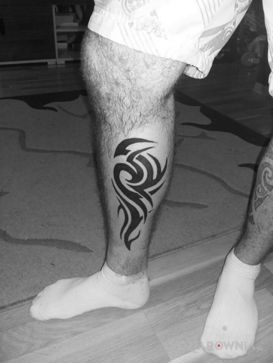 Tatuaż coś sprzed 4 miesięcy w stylu tribale na łydce
