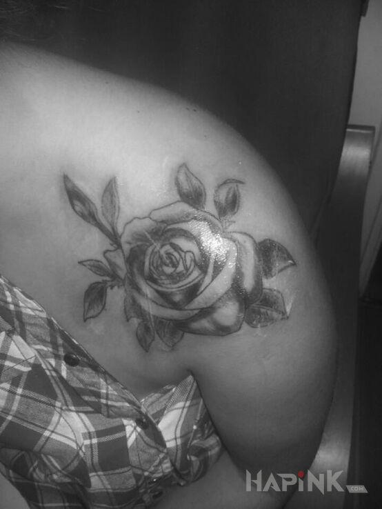 Tattoo Róża in flowers motif on the upper arm