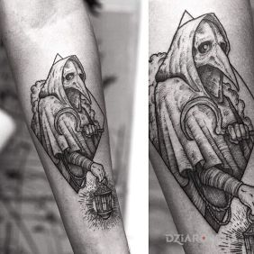 Tatuaż Plague Doctor na przedramieniu motyw: postacie styl: rycinowe / grawiurowe