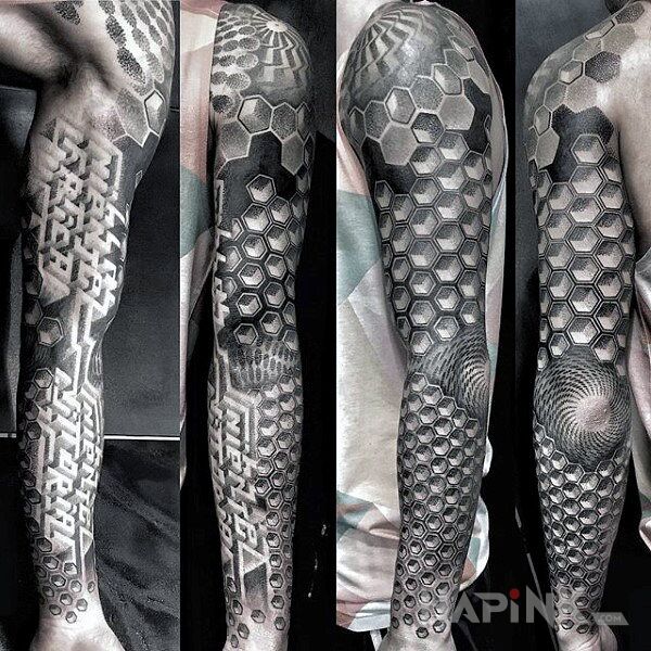 Tattoo Geo rękaw in lettering motif and dotwork style on the upper arm