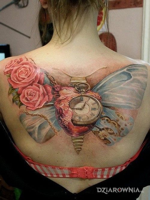 Tatuaż ćma w motywie kwiaty na plecach