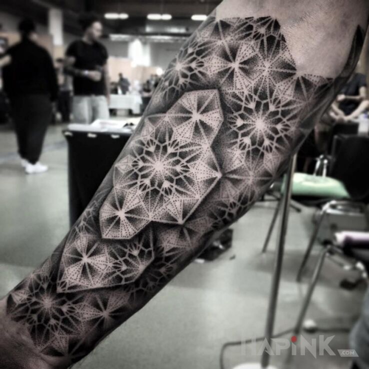 Tattoo Figury geometryczne in geometric style on the forearm