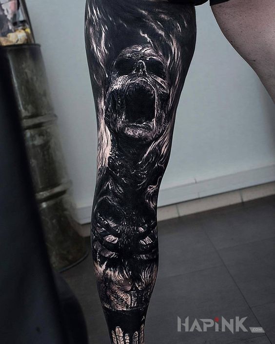 Tattoo Okrzyk bólu in dark motif and realistic style on the calf