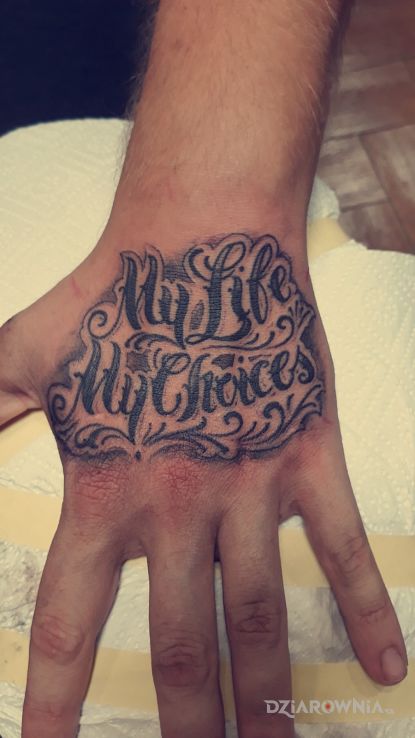 Tatuaż my life my choices w motywie napisy i stylu kaligrafia na dłoni