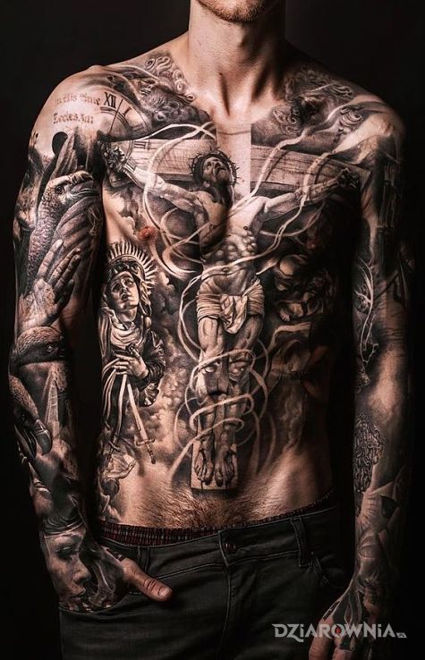 Tatuaż ukrzyżowanie i inne w motywie czarno-szare i stylu realistyczne na brzuchu