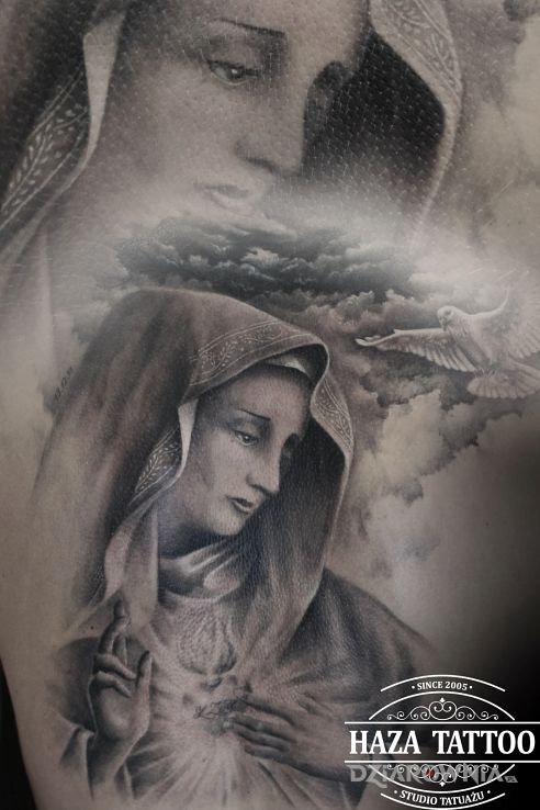 Tatuaż maryja w motywie religijne i stylu realistyczne na żebrach