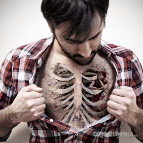 Tatuaż Co się kryje pod żebrami? na klatce motyw: 3D