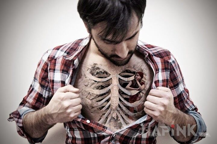 Tattoo Co się kryje pod żebrami? in 3D motif on the chest