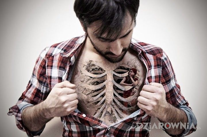 Tatuaż co się kryje pod żebrami w motywie 3D na klatce