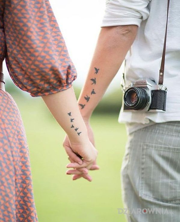 Tatuaż wspólne ptaszki w motywie miłosne i stylu minimalistyczne na przedramieniu