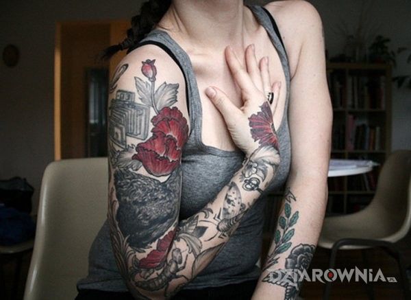 Tatuaż dużo kwiatów w motywie rękawy na ramieniu