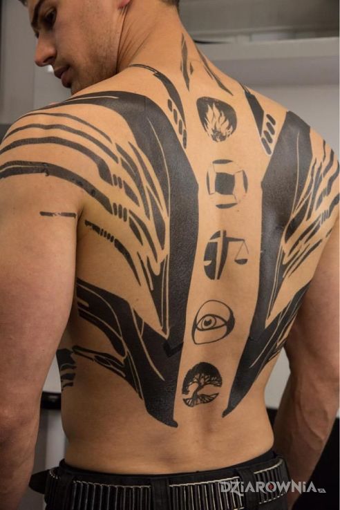 Tatuaż frakcje w motywie pozostałe i stylu blackwork / blackout na plecach