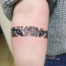 Tattoo Eye of the tiger in animals motif and graphic / illustrative style on the forearm