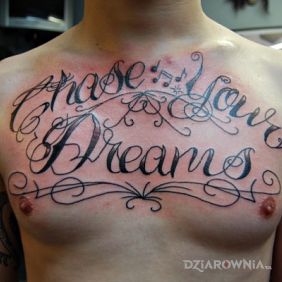 Tatuaż Chase your dreams na klatce motyw: napisy