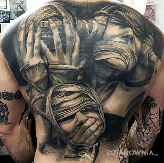 Tatuaż tatuaz z przekazem w motywie czarno-szare i stylu realistyczne na łopatkach