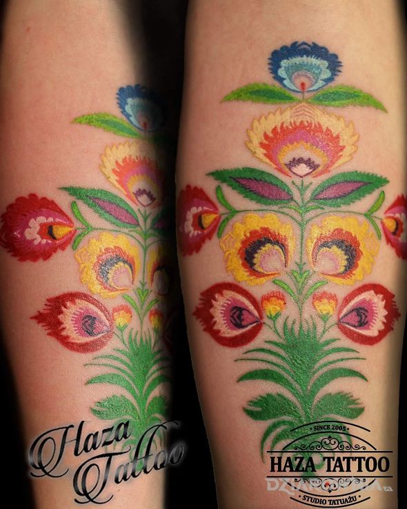 Tatuaż łowicko w motywie kwiaty i stylu haftowane na przedramieniu