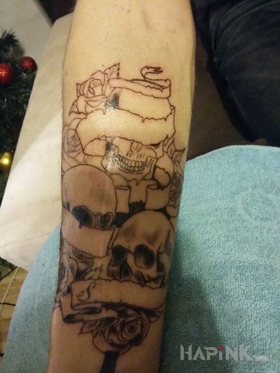 Tattoo Czaszki in skulls motif on the forearm