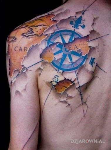 Tatuaż kompas w motywie pozostałe na ramieniu