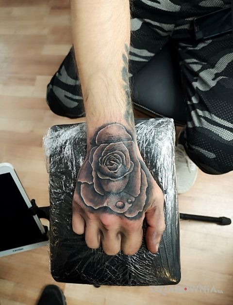 Tatuaż róże cdn w motywie kwiaty i stylu realistyczne na dłoni