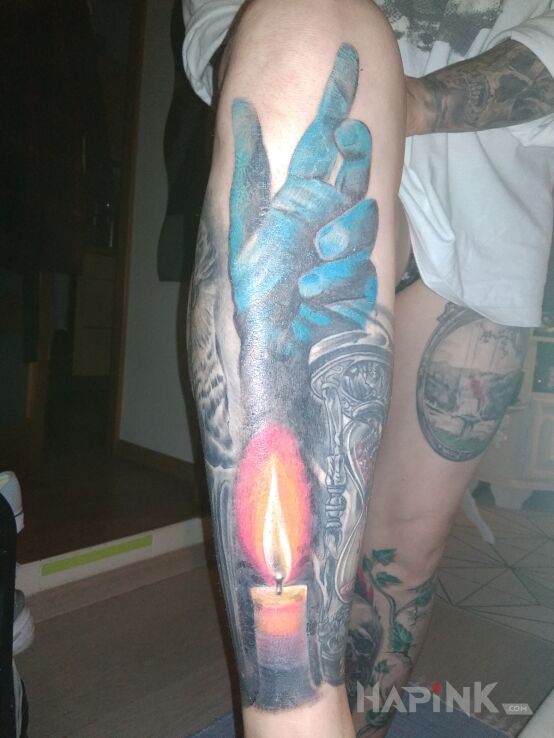 Tattoo Światło in 3D motif and realistic style on the leg