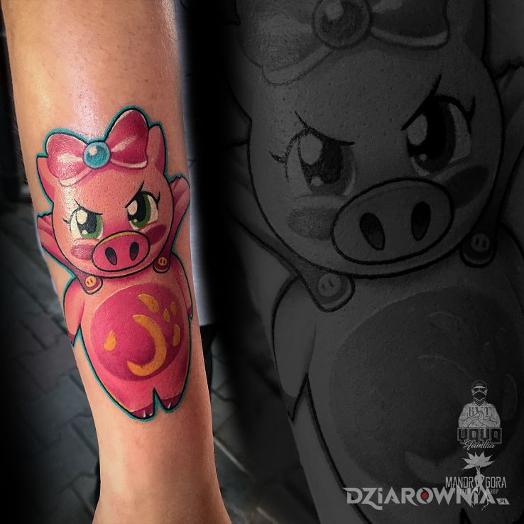 Tatuaż super świnka w motywie kolorowe i stylu newschool na przedramieniu