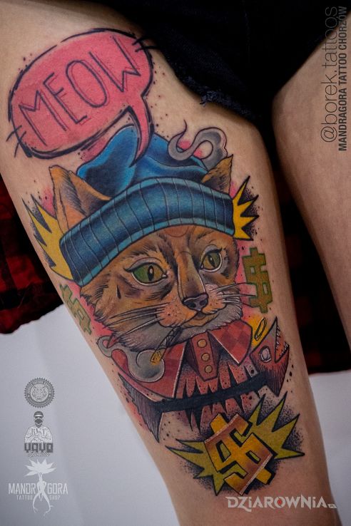 Tatuaż neotradycyjny kot w motywie kolorowe i stylu newschool na nodze