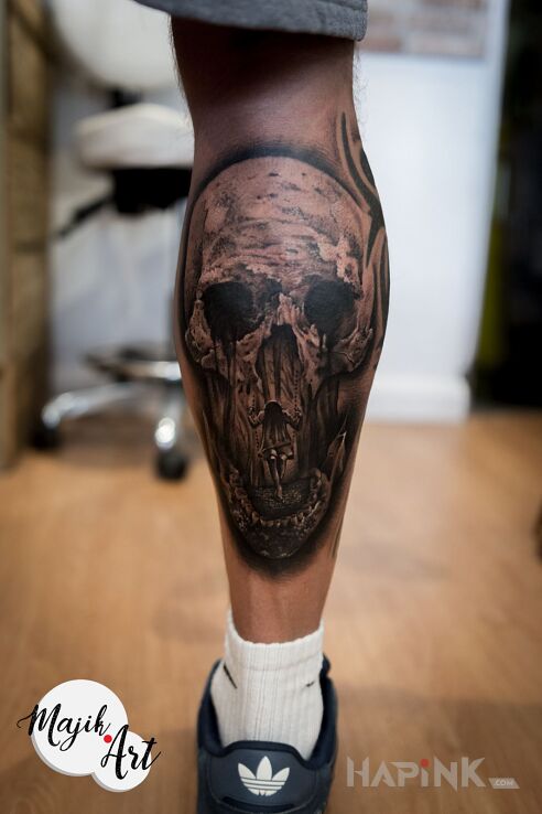 Tattoo Czaszka in black and gray motif and realistic style on the calf