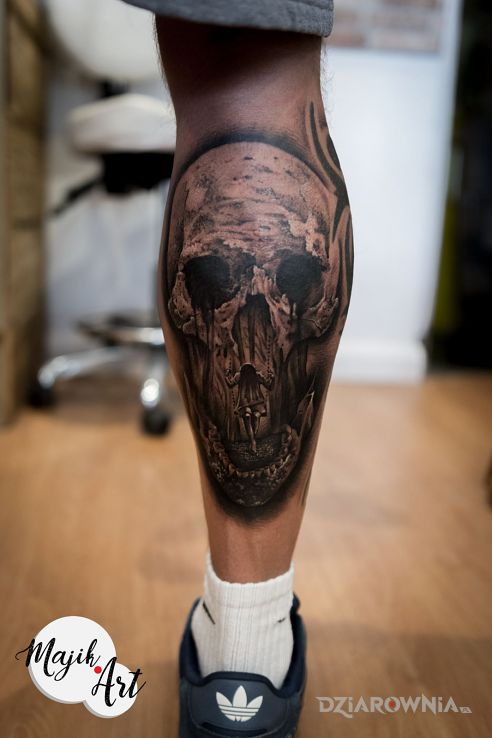 Tatuaż czaszka w motywie mroczne i stylu realistyczne na łydce