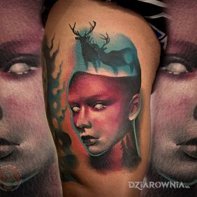 Tatuaż Abstrakcyjna twarz na nodze motyw: zwierzęta styl: surrealistyczne
