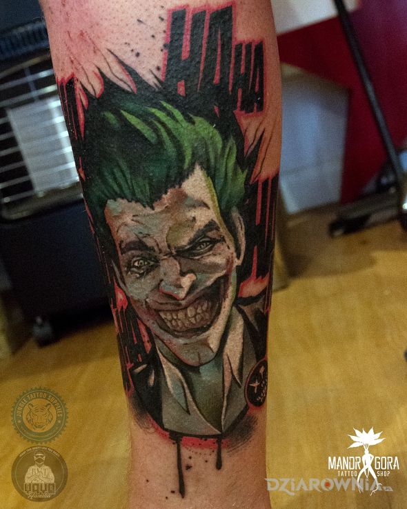 Tatuaż joker w motywie postacie i stylu kreskówkowe / komiksowe na łydce
