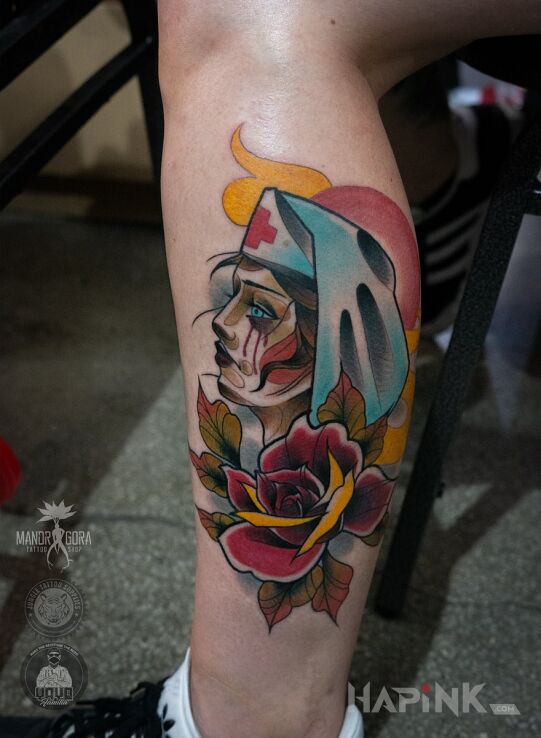 Tattoo Neotradycyjna pielęgniarka in flowers motif and neo-traditional style on the calf