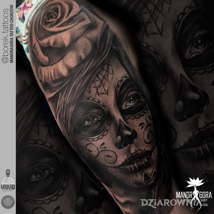 Tatuaż santa muerte w motywie twarze i stylu realistyczne na ramieniu
