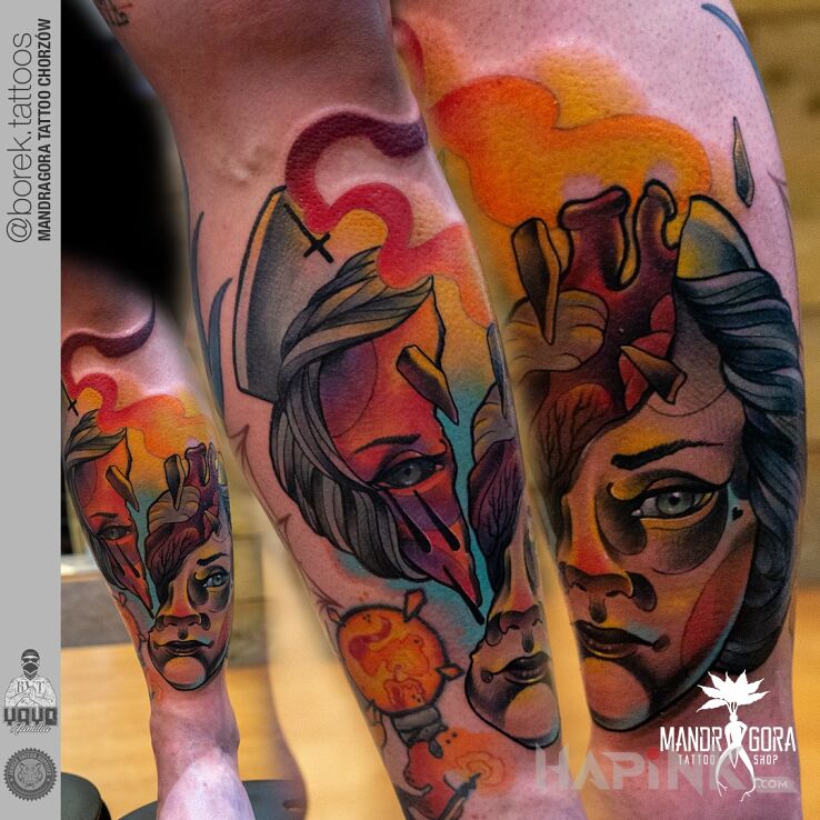 Tattoo Neotradycyjna twarz in faces motif and surrealistic style on the tibia