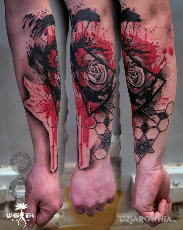 Tatuaż trashpolka - róża w motywie kwiaty i stylu trash polka na przedramieniu