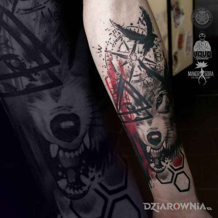 Tatuaż trashpolka - wilk w motywie kolorowe i stylu trash polka na przedramieniu
